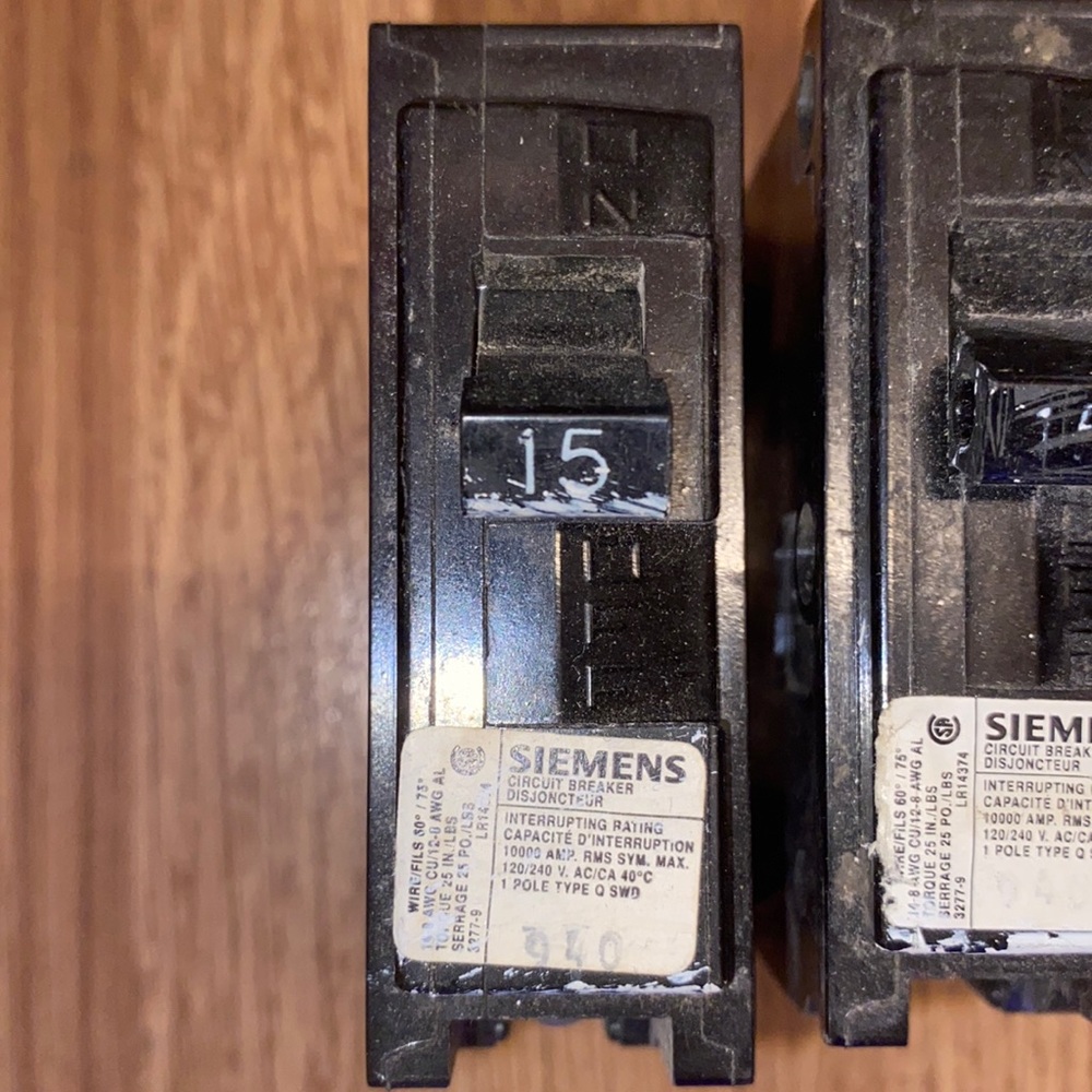 Q220 Siemens 15 Amp Single Pole Circuit Breaker or 110v 940 model used